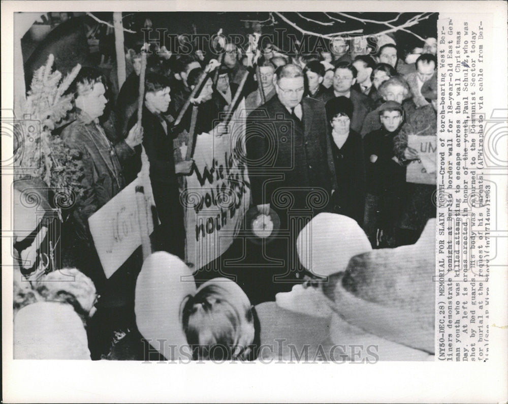 1963 Press Photo Memorial For Slain Demonstrator Victims At Berlin Border - Historic Images