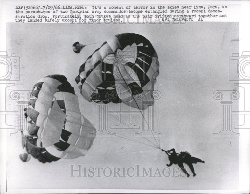 1966 Press Photo Peruvian army command Liam Peru Parachutes - Historic Images