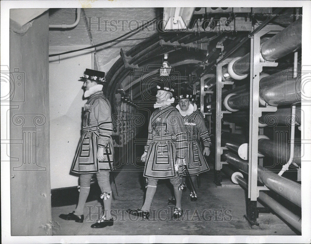 1954 Press Photo Queen Elizabeth&#39;s Bodyguard Yeomen Walk Through Vaults - Historic Images