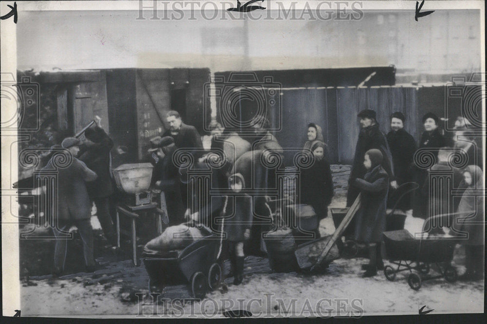 1947 Press Photo Londoners Line Up with Supplies From Kensington Railway Cars - Historic Images