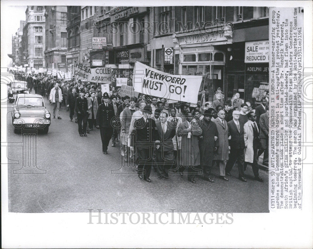 1961 Press Photo London Protestors Oppose Apartheid - Historic Images