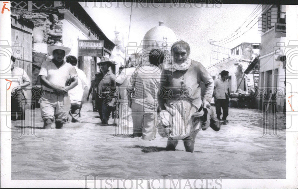 1963 Press Photo Residents Wade Through Floodwaters in Ica, Peru - Historic Images