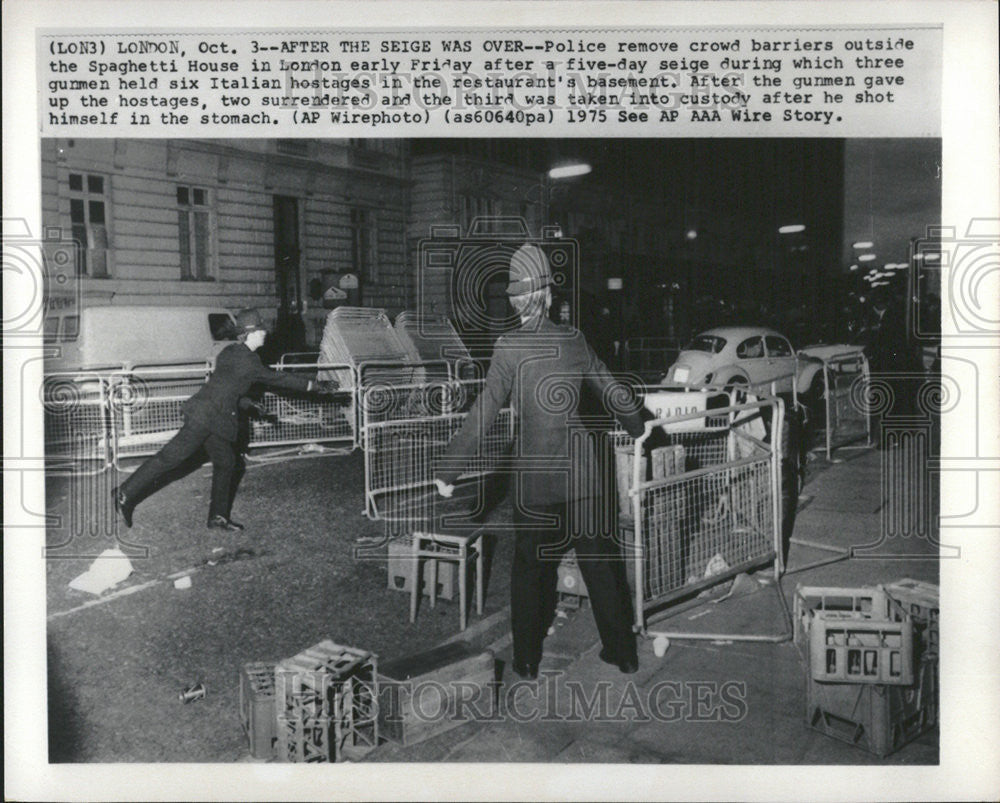 1975 Press Photo Police clean up after hostage drama in London - Historic Images