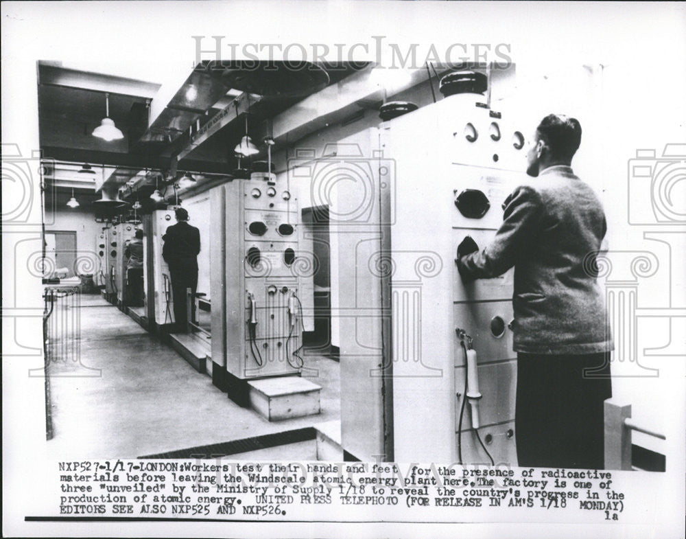 1954 Press Photo Workers Test For Radioactivity At Windscale Atomic Energy Plant - Historic Images