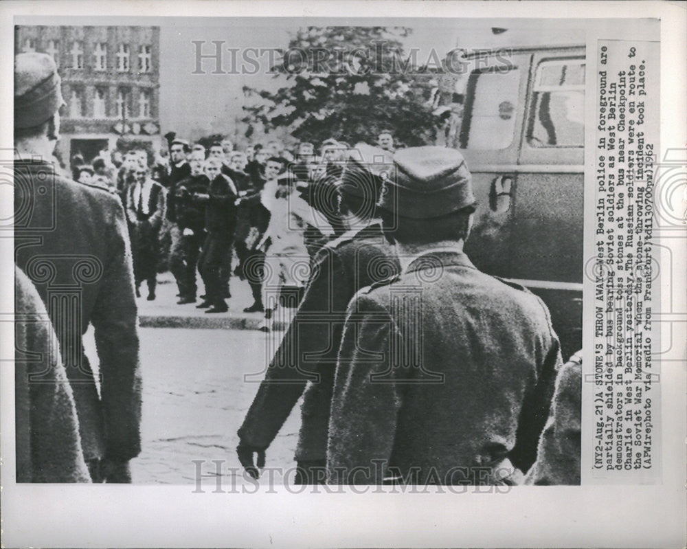 1962 Press Photo West Berlin Police Demonstrators Checkpoint Charlie - Historic Images