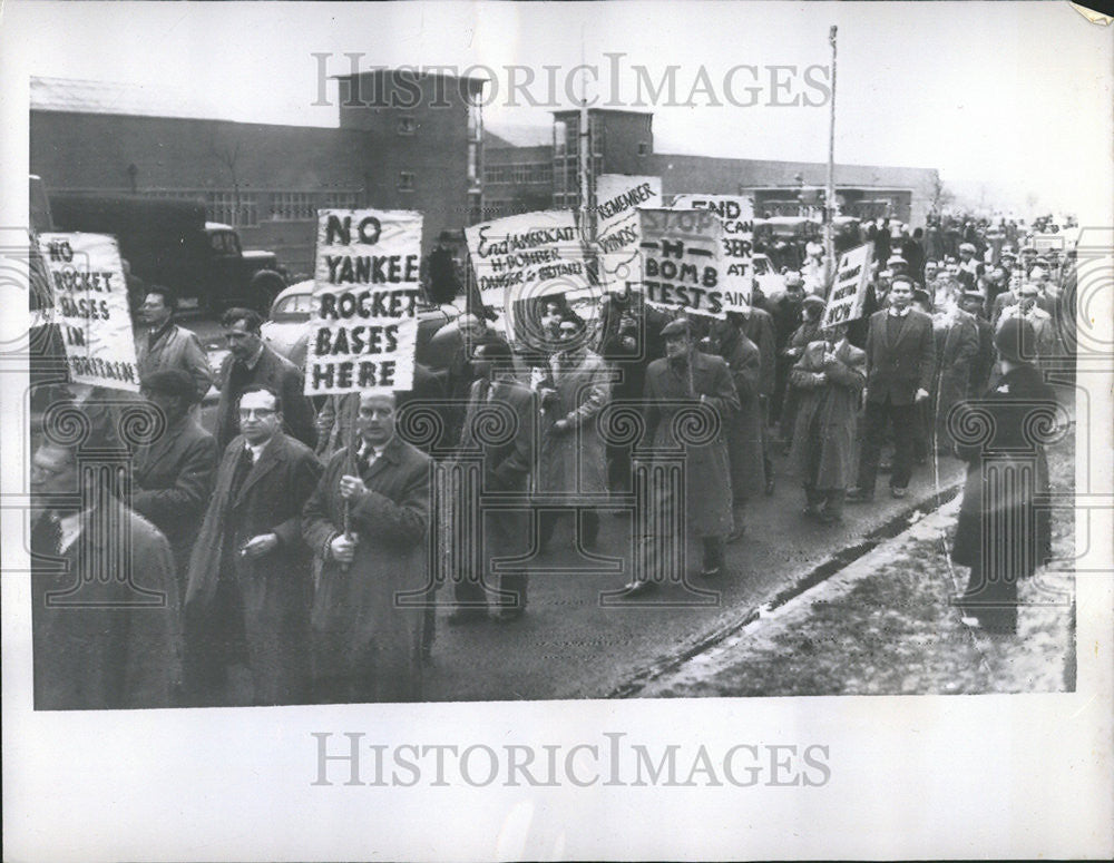 1958 Press Photo British Reds Protest U.S.A.F. Bases - Historic Images