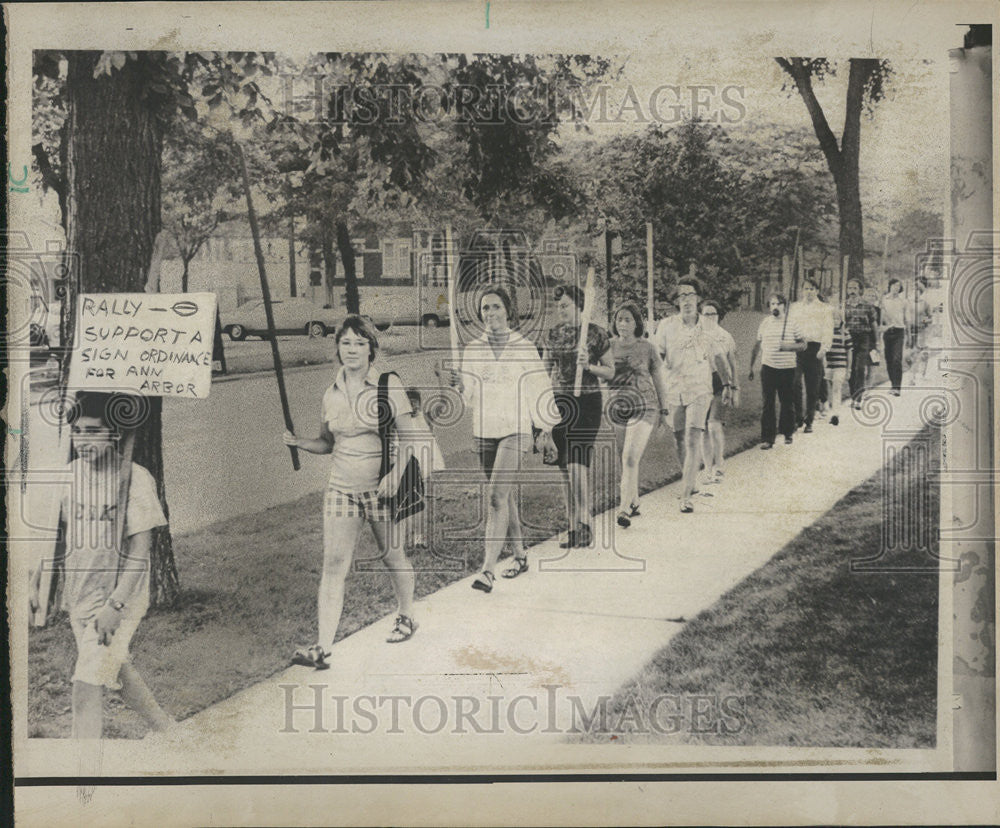 1971 Press Photo Demonstrators Ann Arbor City Hall Michigan - Historic Images