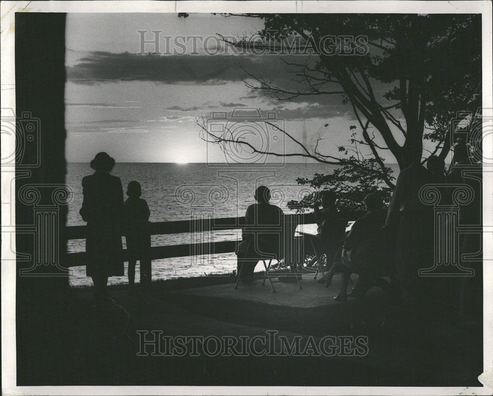 1953 Press Photo Guests at Michillinda Lodge Watch the Sunset on Lake Michigan - Historic Images