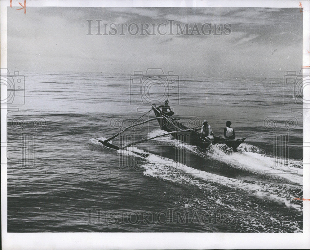 1954 Press Photo Ceylon Diesel Engine Canoe Fishermen United Nation Program - Historic Images