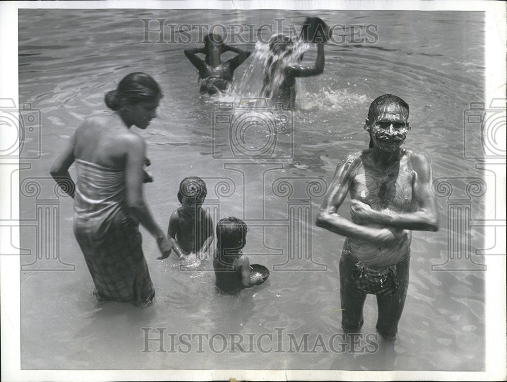 1942 Press Photo A Native and His Family Take a Bath in Capital of Ceylon - Historic Images