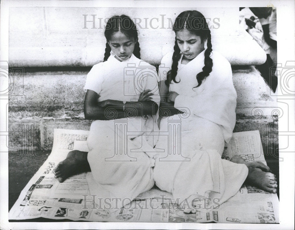 1956 Press Photo Colombo, Ceylon Sinhalese Girls Mediation - Historic Images