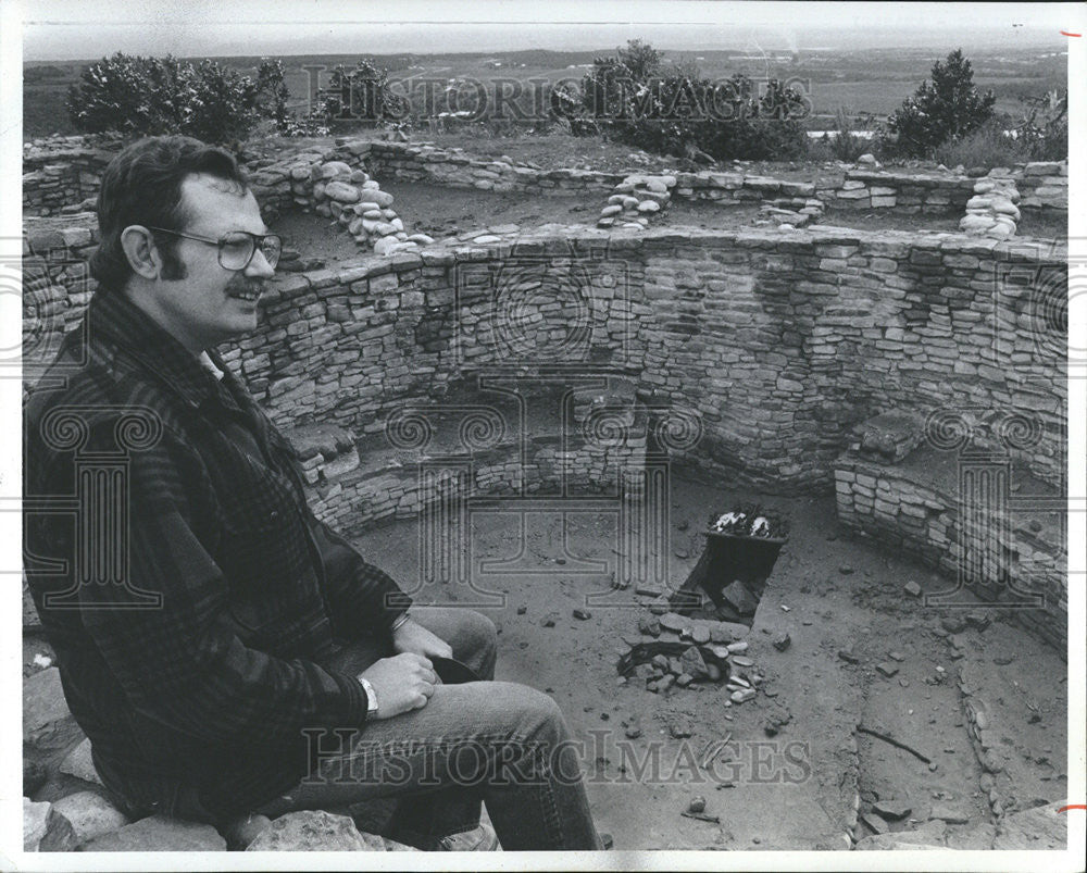 1979 Press Photo Dr.Doug on the ruins of Escalante Vill. - Historic Images