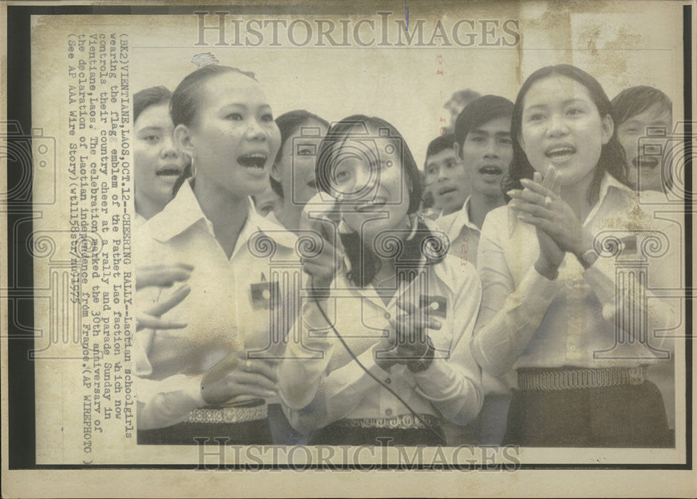 1975 Press Photo Laotian schoolgirl Flag Emblem Pathet Lao Faction Country - Historic Images