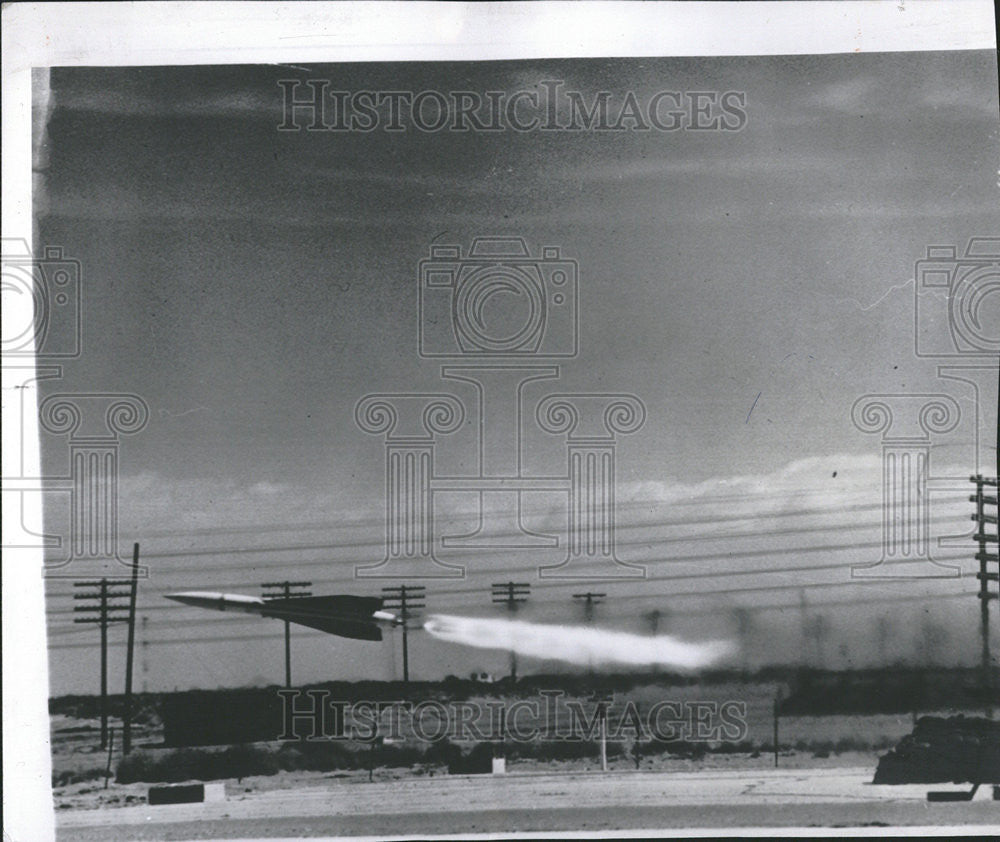 1957 Press Photo Army New Hawk Missile Flies attack flight White Sands  launcher - Historic Images