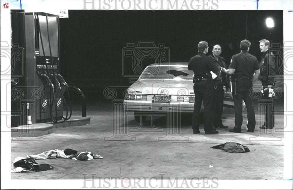 1990 Press Photo Cops Gather Around Vikcers Drive Shoot Place Colorado Blvd - Historic Images