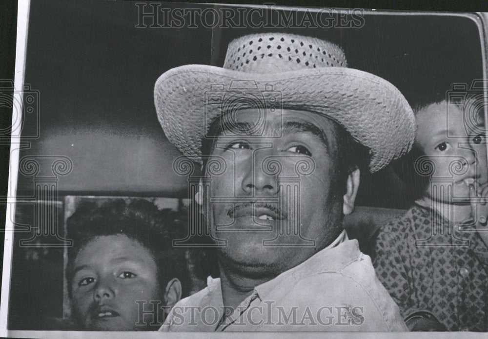 1963 Press Photo Alejandro Aleman run down frame cabin harvest Stonewall Texas - Historic Images