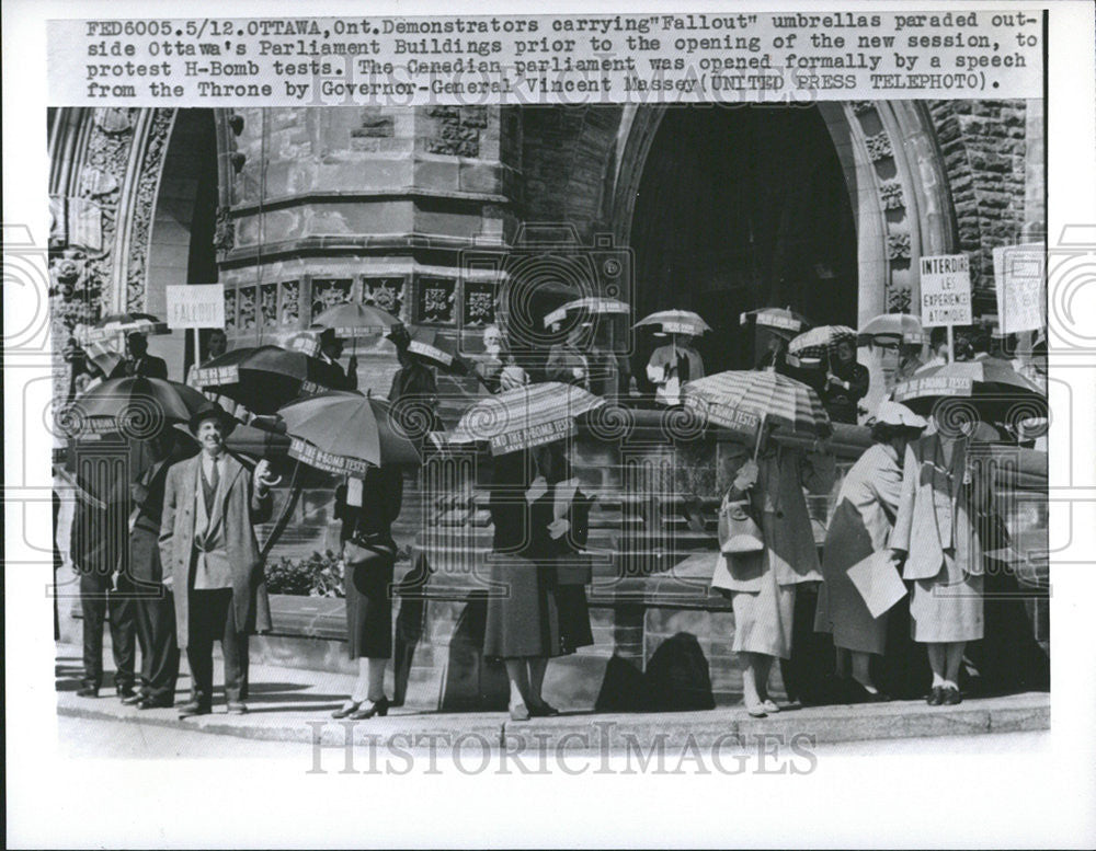 1958 Press Photo Ottawa Demonstrator Fall out Umbrella Throne Vincent Massey - Historic Images