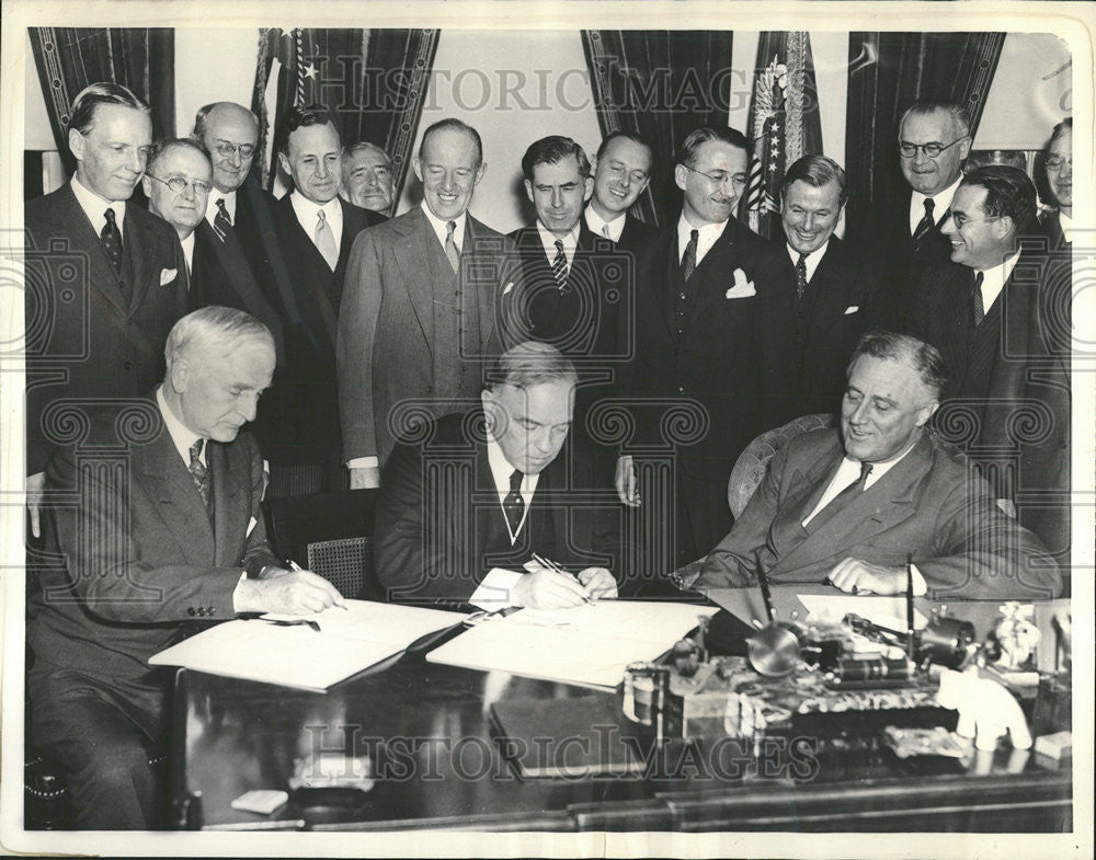 1935 Press Photo US-Canada Reciprocal Trade Treaty Signed - Historic Images