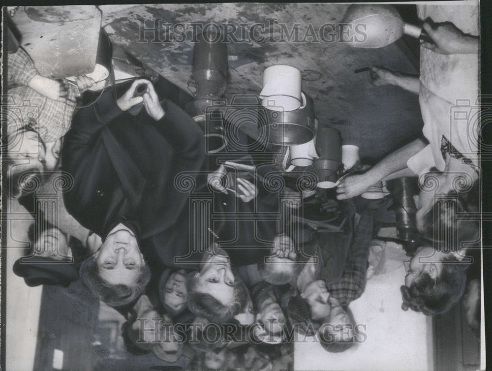 1945 Press Photo Berlin Butcher crowd shop Boils Meat meager Housewives - Historic Images