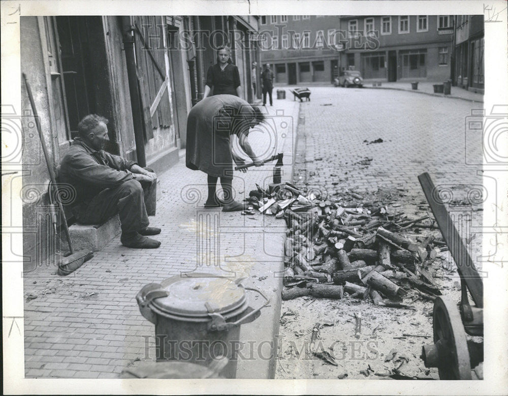 1946 Press Photo Wood Chops Winter Season Fuel Source Germany - Historic Images