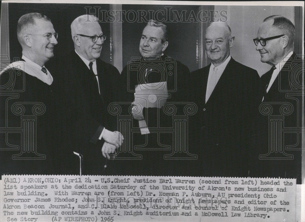 1965 Press Photo Earl Warren US chief justice speakers head Akron law building - Historic Images