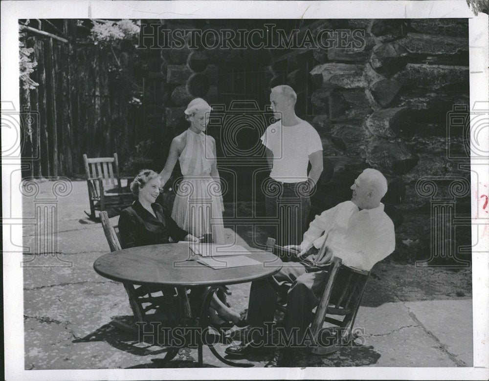 1954 Press Photo Justice Earl Warren Dorothy Santa Monica California Summer Plan - Historic Images