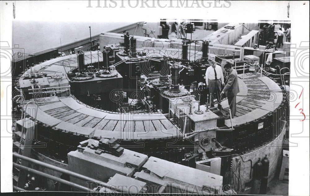 1956 Press Photo Circular vacuum Race Track California Institute Pasadena Robert - Historic Images