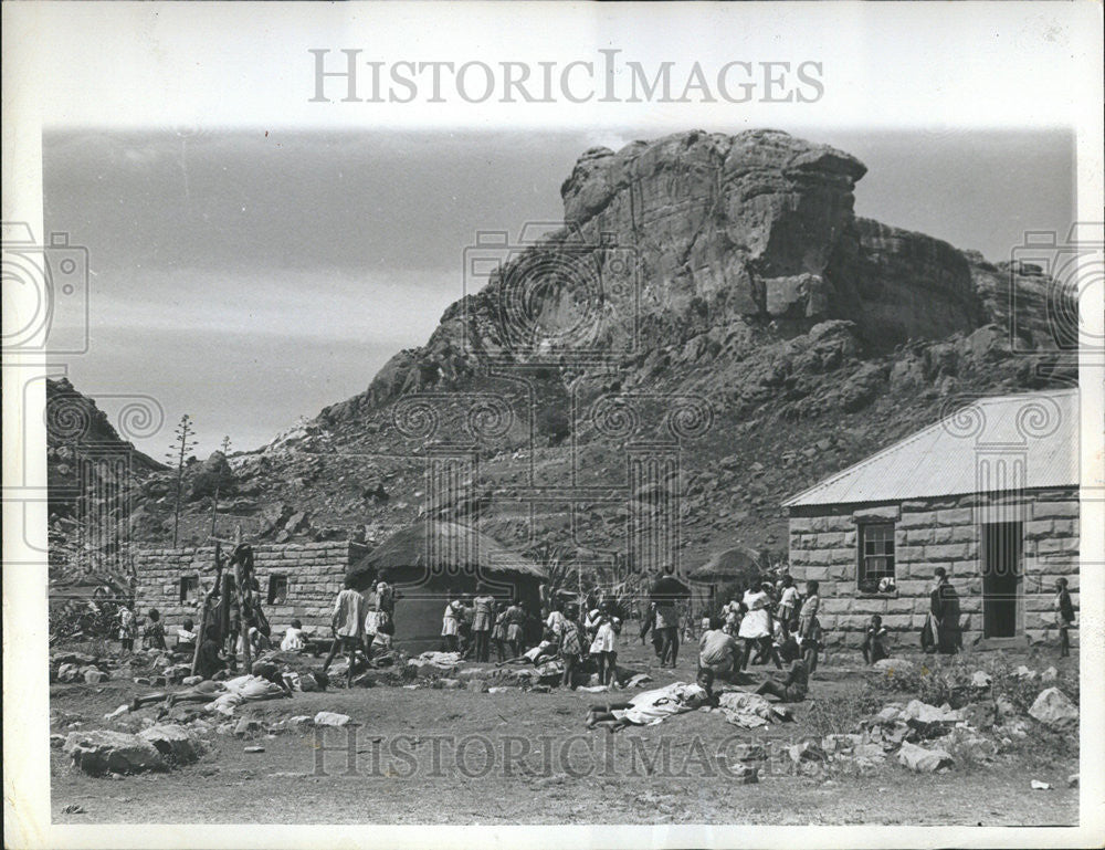 1964 Press Photo Mud villages Poqo movement leader Potlak Leballo Basutcland - Historic Images