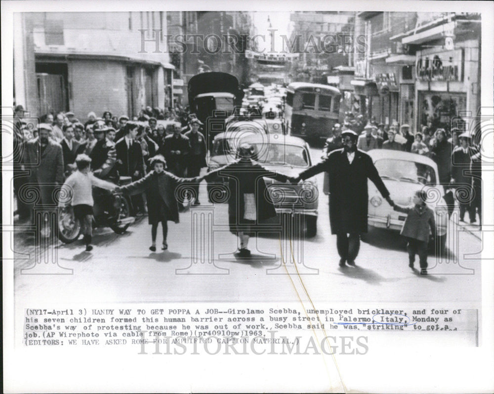 1963 Press Photo Girolamo Soebha seven children human barrier bricklayer - Historic Images