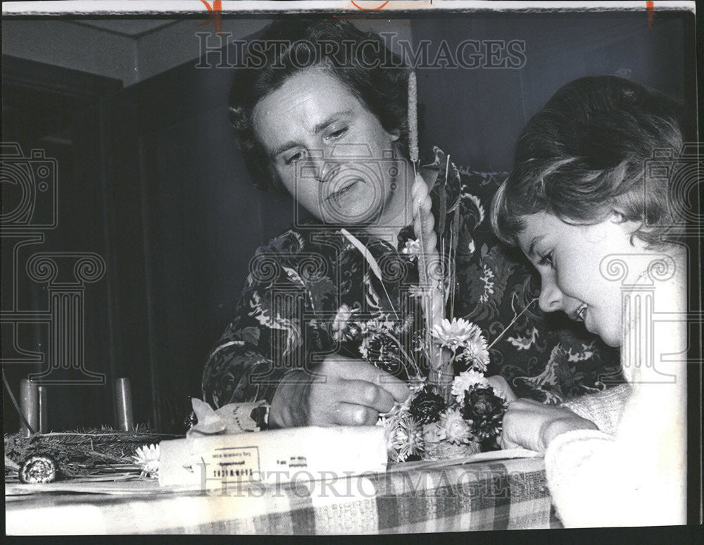 1971 Press Photo Amstuz Monika floral decoration symbol Baby Irene work - Historic Images