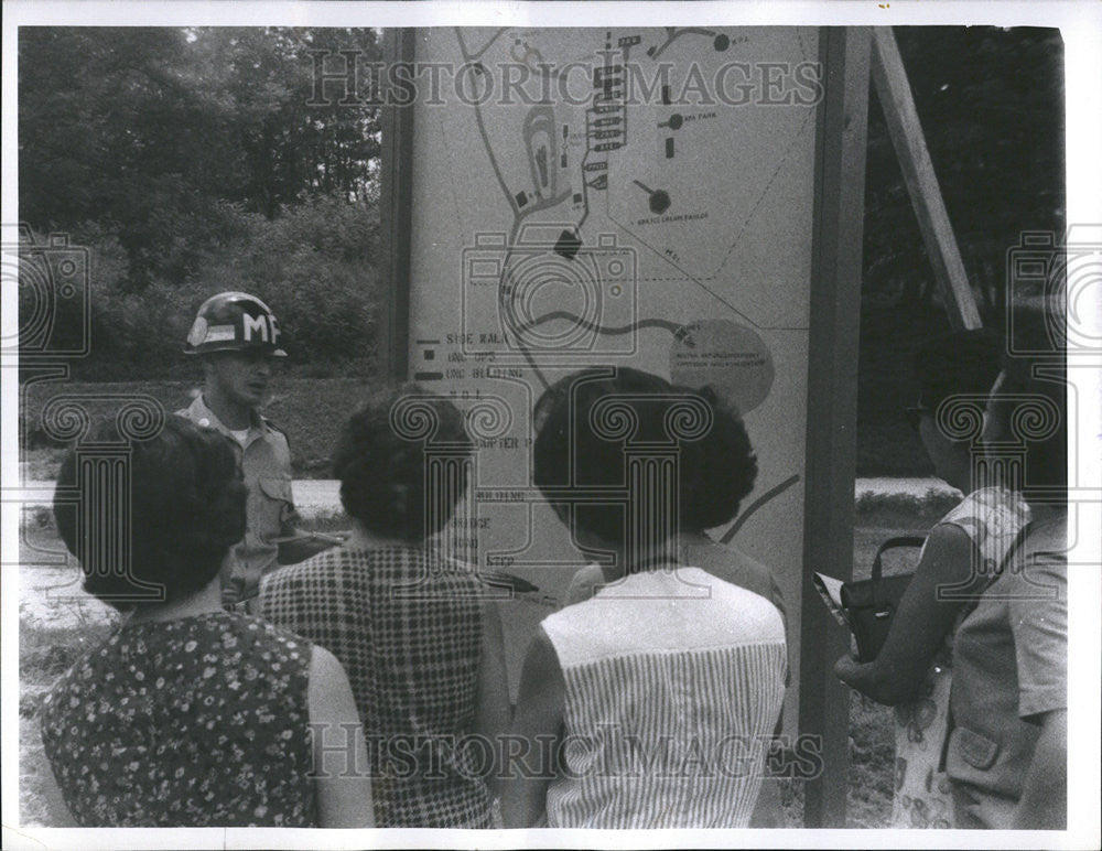 1966 Press Photo U.S. Army SPC/4 Joseph Zito Explains Armistice Area In Korea - Historic Images