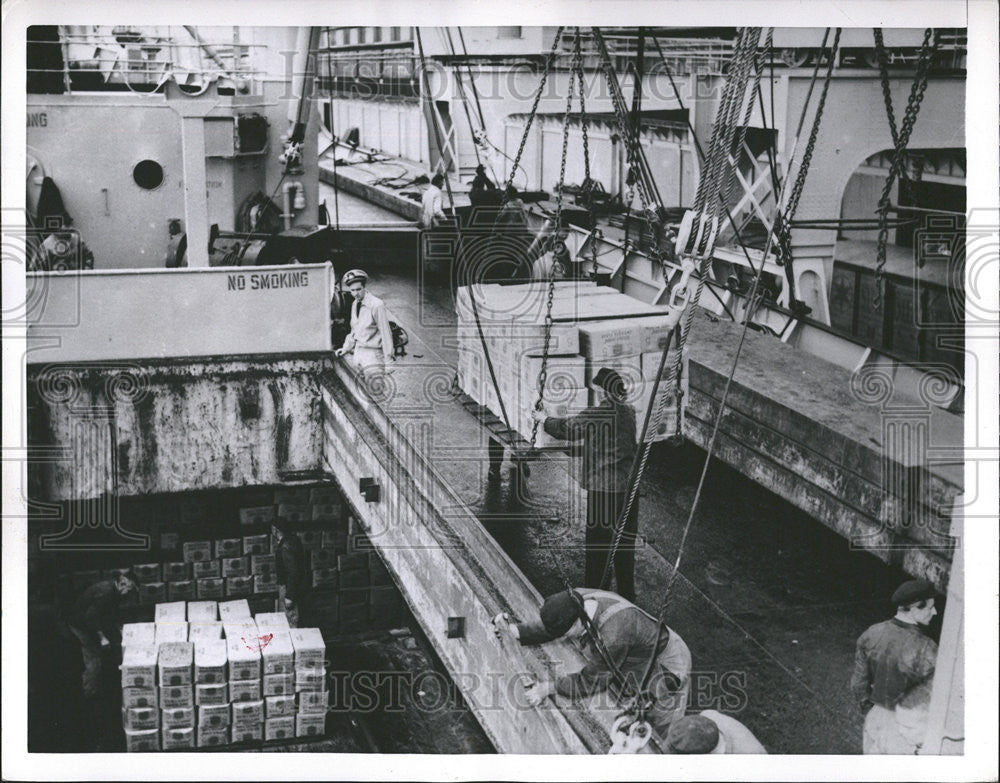 1953 Press Photo Food East German Hamburg Dock American Inventor Cargo ship Work - Historic Images