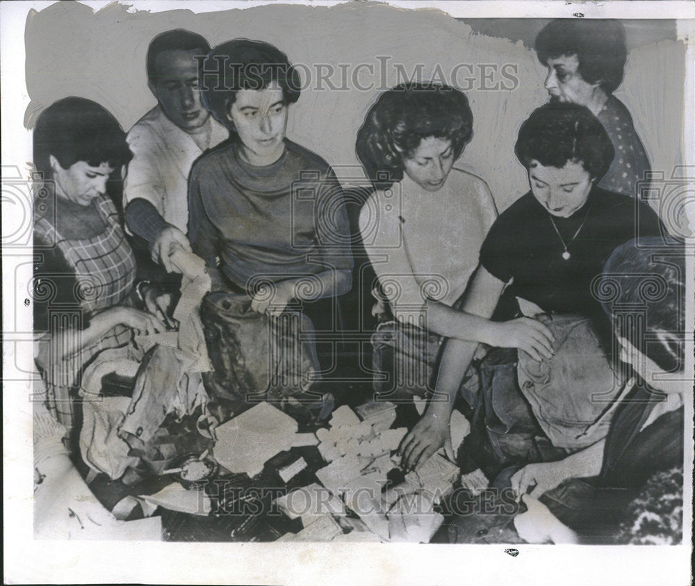 1956 Press Photo Israel women Red cross volunteer First Aid Kit New York - Historic Images