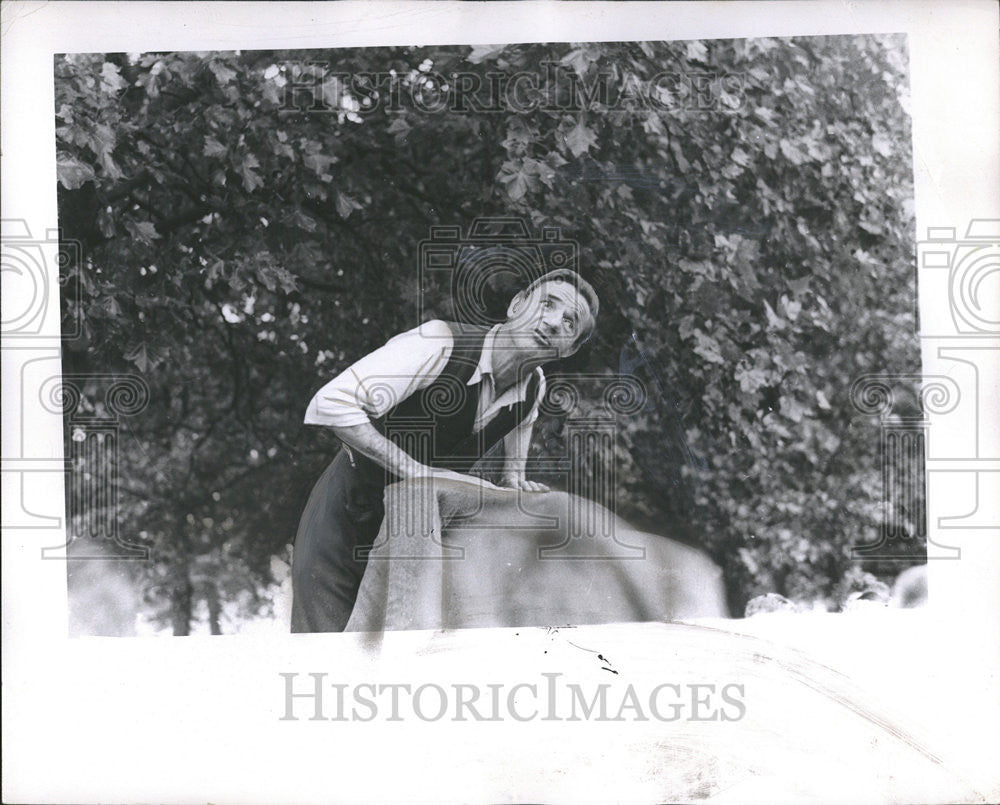 1951 Press Photo Person Stand Near Wall Entertainer Actor Show - Historic Images