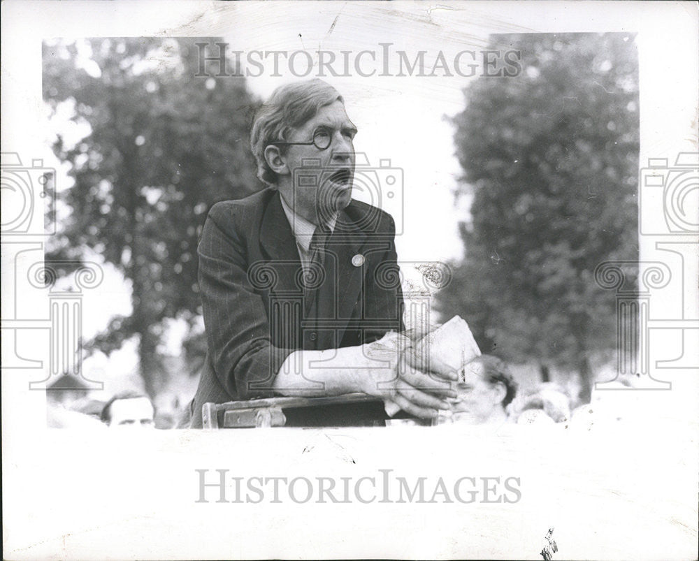 1951 Press Photo Injured person Hyde Meeting - Historic Images