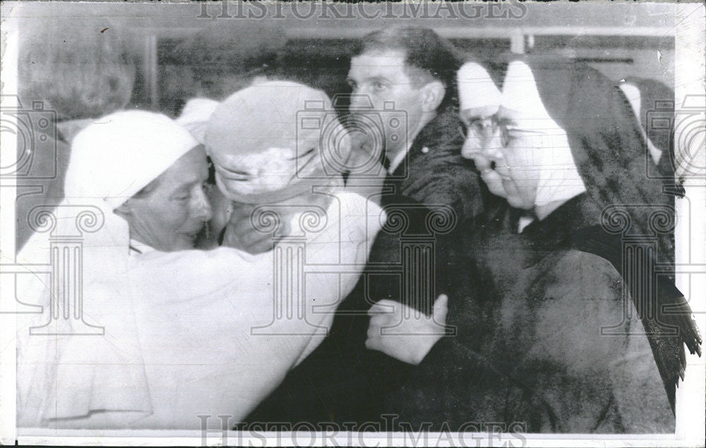 1964 Press Photo National Airfield Nuns Welcoming New Nun Honoring Belgium - Historic Images