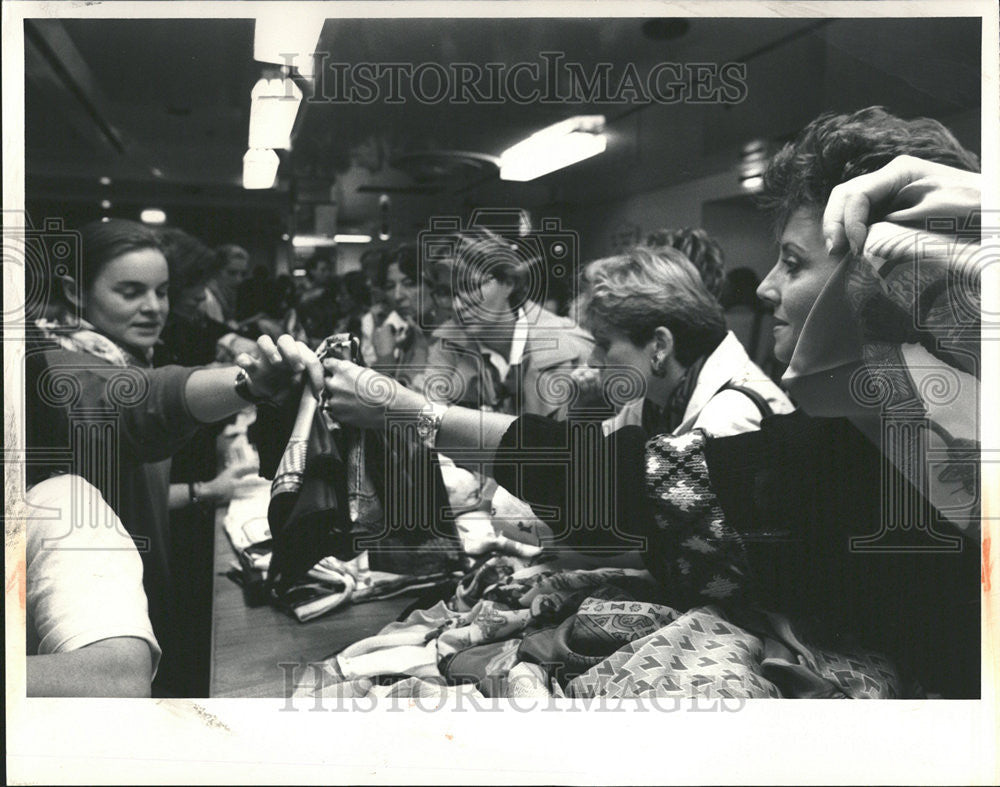 1988 Press Photo Shopper wait Hermes sale Rue du Faubourg St Honore - Historic Images