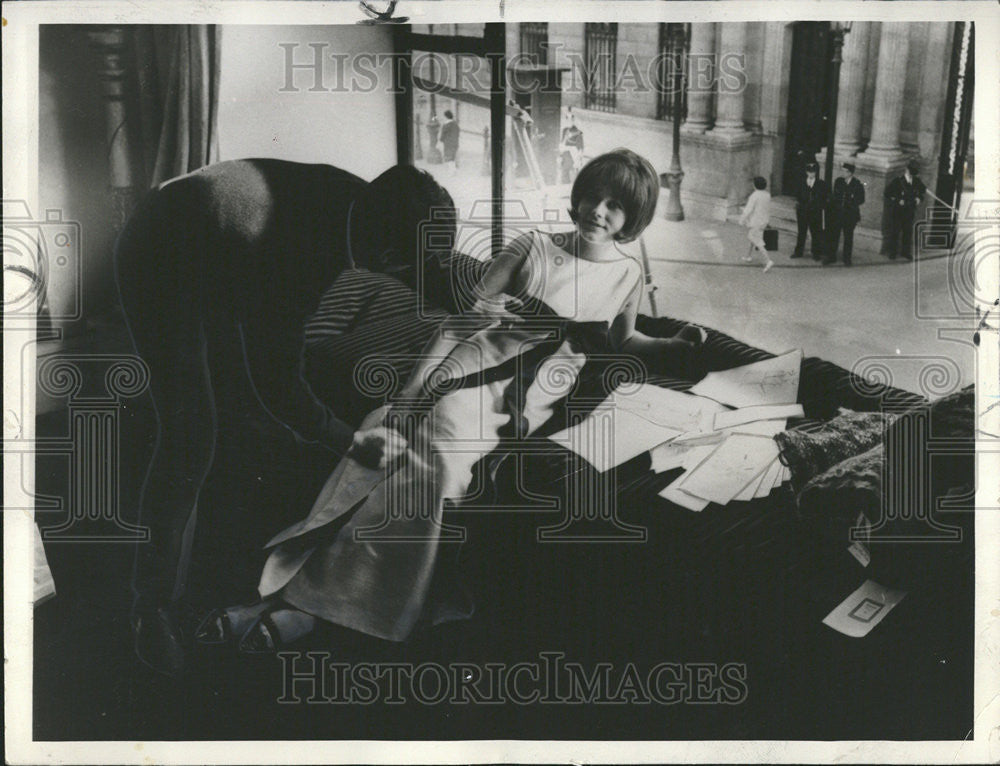 1954 Press Photo Charles de Gaulle Elysee Palace Feraud fashion shop fit room - Historic Images