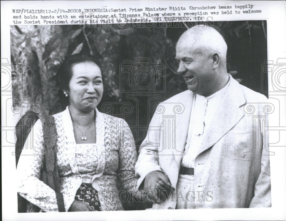 1960 Press Photo Prime Minister Nikita Khrushchev  Holds Hands With Entertainer - Historic Images