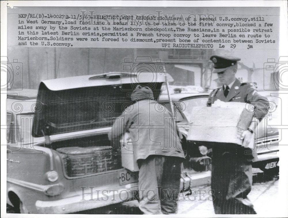 1963 Press Photo Soldiers Of A U.S. Convoy Load Food For Marienborn Checkpoint - Historic Images