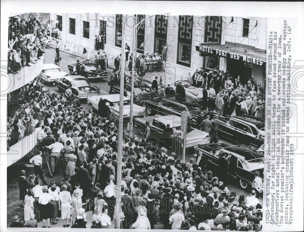 1959 Press Photo Nikita Khrushchev Turns To Face Crowd In Iowa - Historic Images