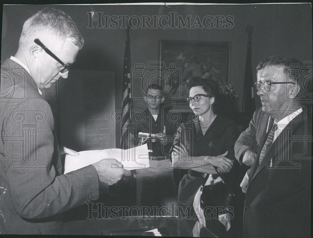 1957 Press Photo Mayor Will Nicholson Scrutinize Call Recall Mrs Evelyn Baston - Historic Images