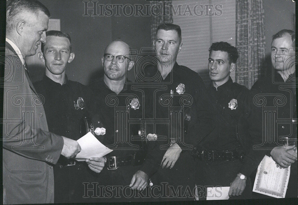 1958 Press Photo Mayor Will Nicholson Patrolman Richard Lee Commendation - Historic Images