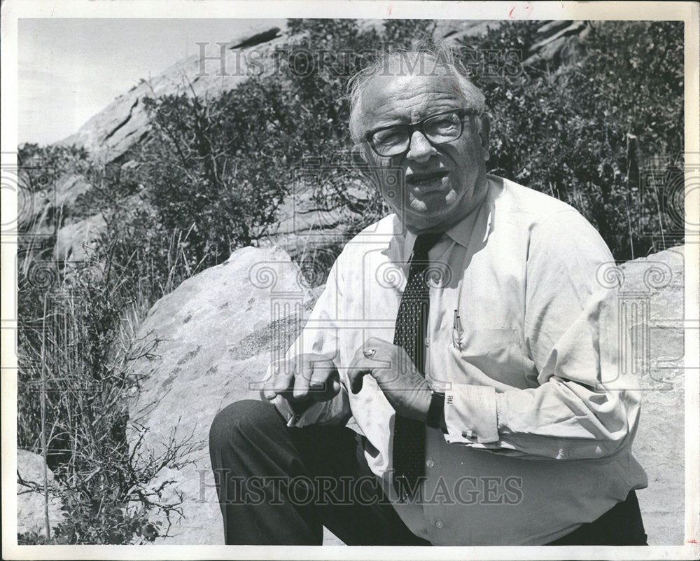 1973 Press Photo Aksel Nielsen Inspects Castle Oaks Denver Financial Leader - Historic Images