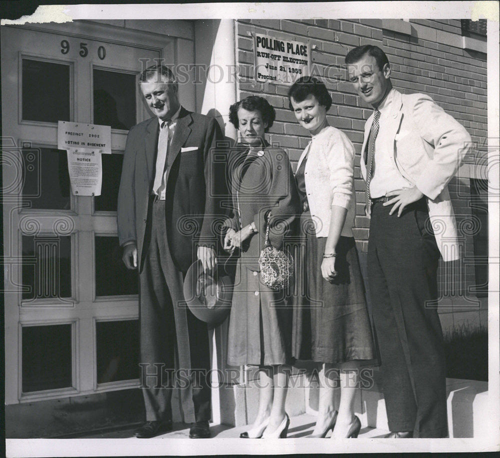 1955 Press Photo Will Nicholson Gladys Betty polling place Open Vote Crowd Elect - Historic Images