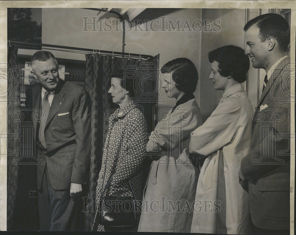 1955 Press Photo Will Nicholson Wife Gladys Betty Daughters Voters Polls - Historic Images