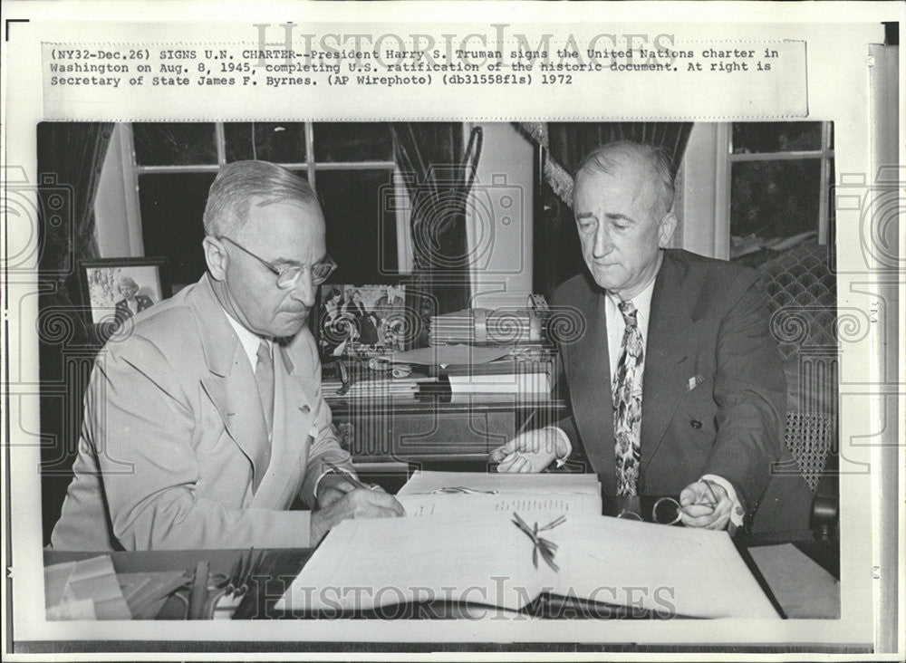 1972 Press Photo Pres Harry Truman Signs UN Charter - Historic Images