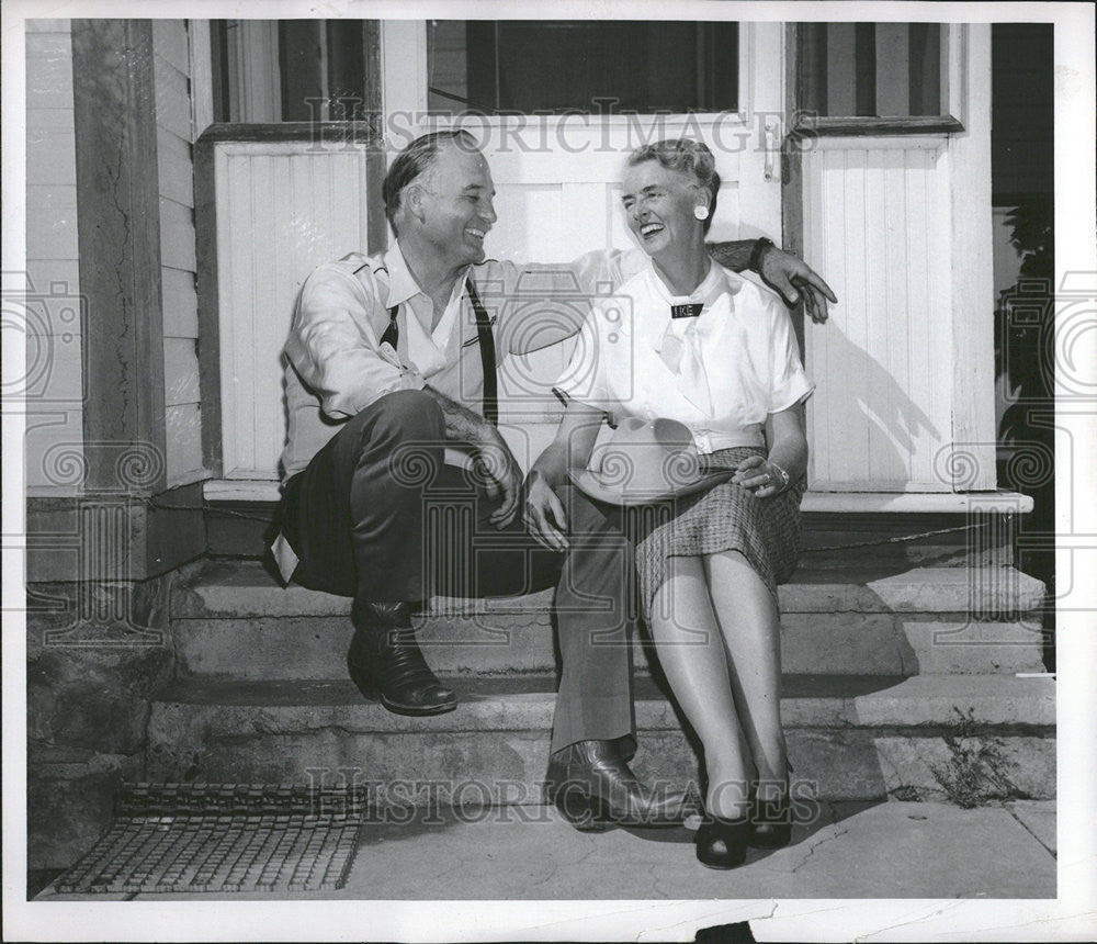 1956 Press Photo Mr Mrs Dan Thornton Jessie sit step house - Historic Images