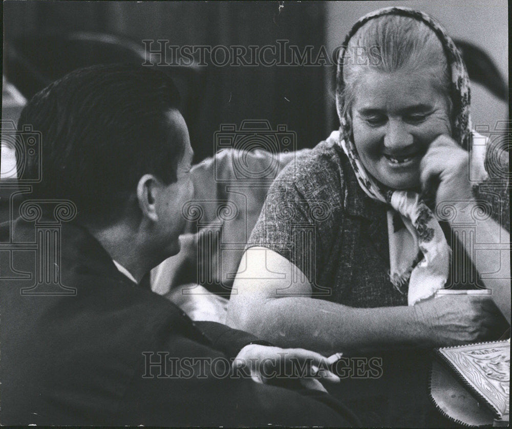 1959 Press Photo Ernest Mills Mother Myrtle Turnbow Son Looks Good Later - Historic Images