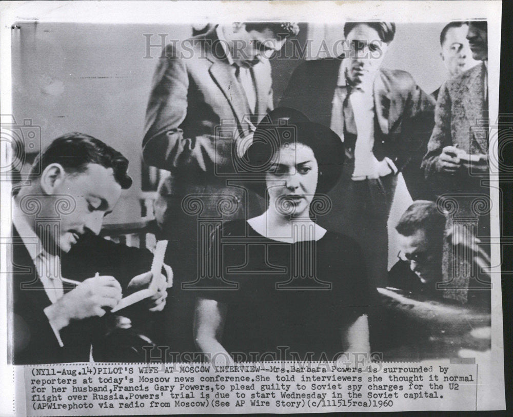 1960 Press Photo Mrs Barbara Powers Moscow news conference Francis Gary Soviet - Historic Images